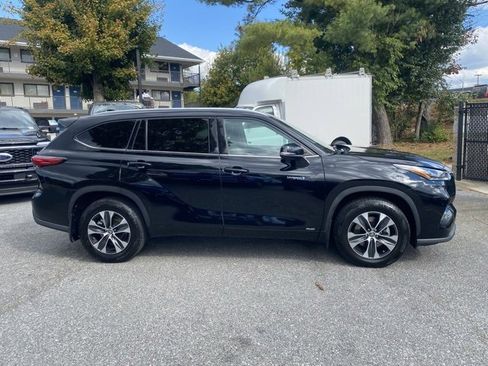 Used 2021 Toyota Highlander XLE image 9