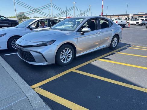 Used 2025 Toyota Camry LE image 3