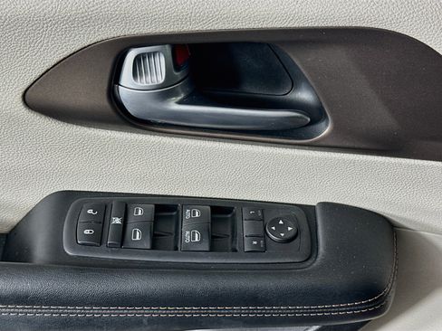 Used 2019 Chrysler Pacifica Touring-L w/ Advanced Safetytec Group FWD image 15