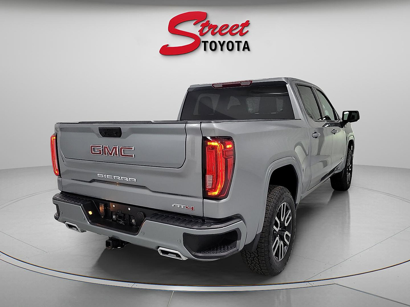 Used 2024 GMC Sierra 1500 AT4 AWD/4WD image 4