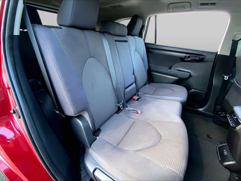 Used 2022 Toyota Highlander LE FWD image 19