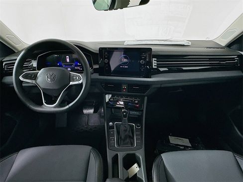 Used 2025 Volkswagen Jetta SE image 3