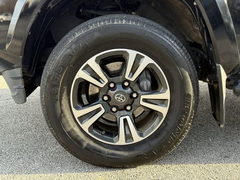 Used 2016 Toyota Tacoma TRD Sport image 41