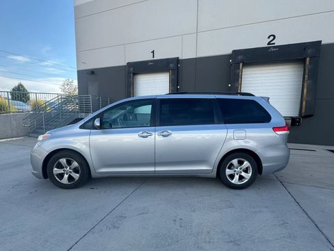 Used 2014 Toyota Sienna LE FWD image 2