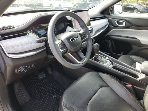 Used 2023 Jeep Compass Latitude image 13