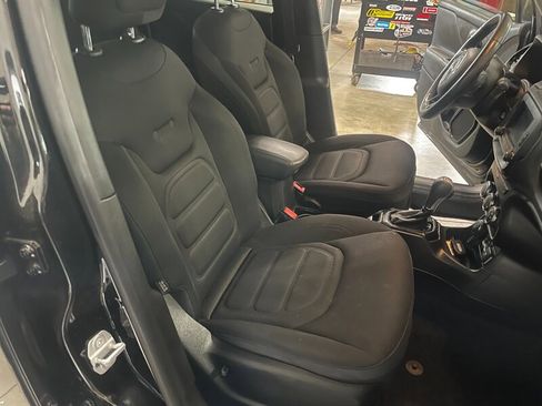 Used 2017 Jeep Renegade Altitude AWD/4WD image 18
