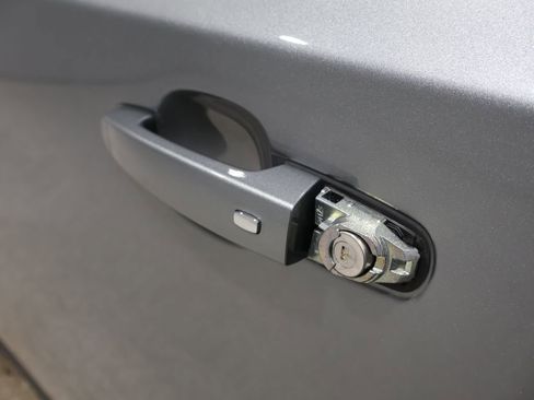 Used 2023 Chevrolet Traverse LT w/ Rear Camera Mirror Package image 10