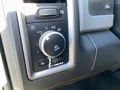 Used 2016 RAM 1500 Express RWD image 17