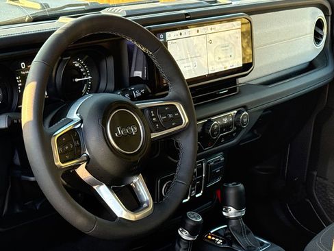 Used 2025 Jeep Wrangler Unlimited Sahara image 17