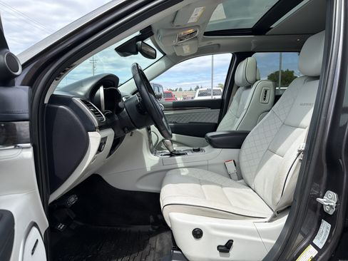Used 2017 Jeep Grand Cherokee Summit AWD/4WD image 10