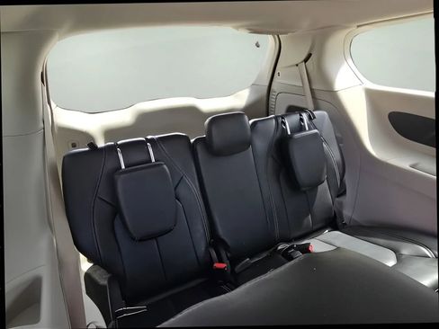 Used 2024 Chrysler Pacifica Touring-L FWD image 21