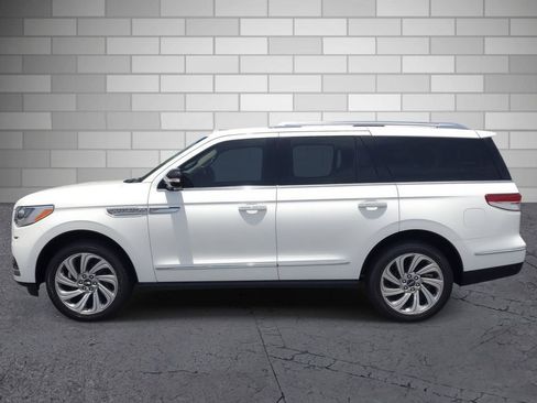 Used 2024 Lincoln Navigator Premiere AWD/4WD image 2