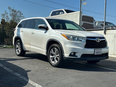 Used 2016 Toyota Highlander Plus FWD image 4