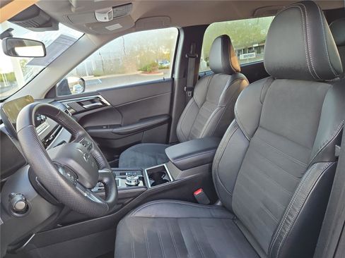 Used 2023 Mitsubishi Outlander SE image 19