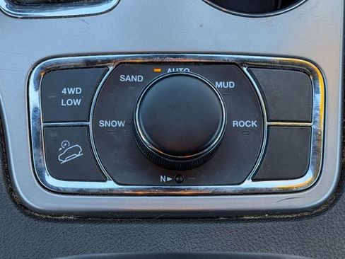 Certified 2022 Jeep Grand Cherokee Laredo X image 19