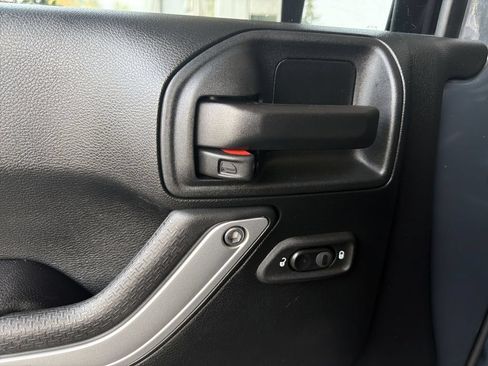 Used 2018 Jeep Wrangler Unlimited Sahara w/ Connectivity Group AWD/4WD image 21