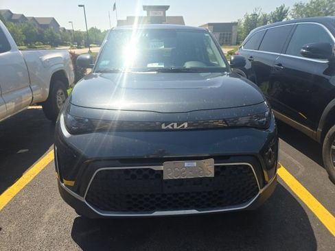 Used 2025 Kia Soul LX w/ LX Technology Package FWD image 2