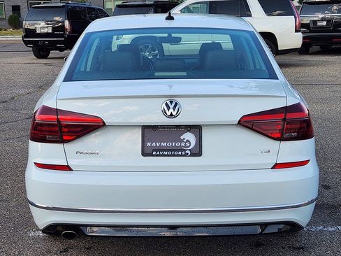 Used 2018 Volkswagen Passat 2.0T R-Line FWD image 8