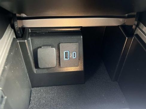 Certified 2023 Ford Explorer XLT image 32