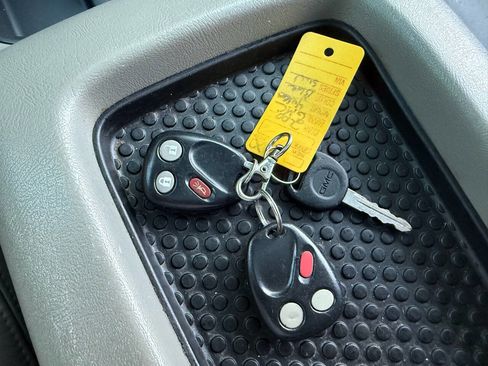 Used 2004 GMC Yukon SLT w/ 1SD Preferred Equipment Group image 29