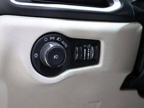Used 2024 Chrysler Pacifica Touring-L FWD image 20