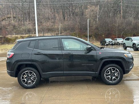 Used 2025 Jeep Compass Trailhawk image 4