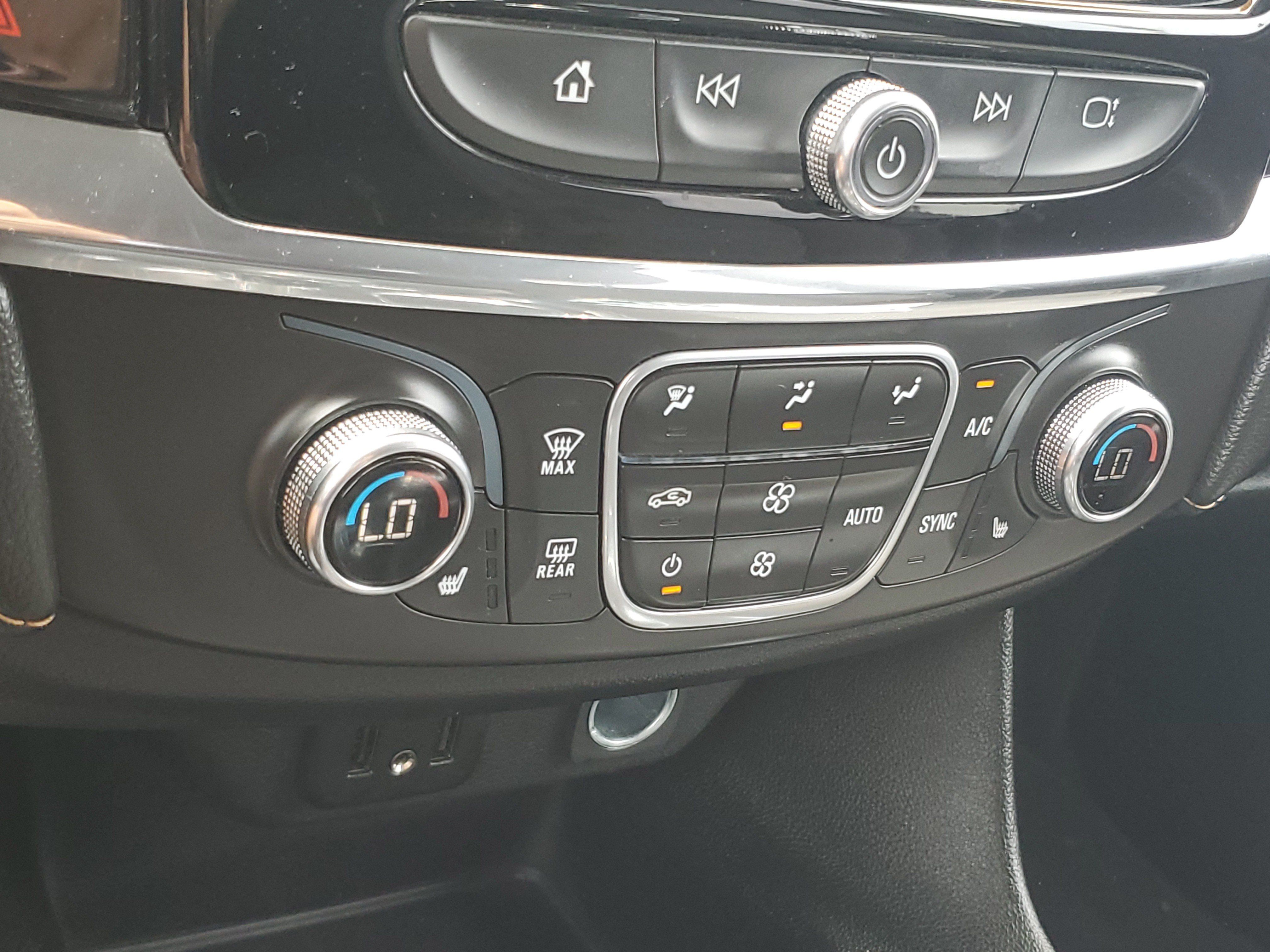 Used 2020 Chevrolet Traverse LT FWD image 30