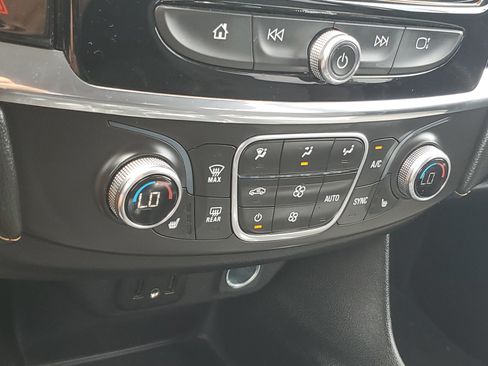 Used 2020 Chevrolet Traverse LT FWD image 30