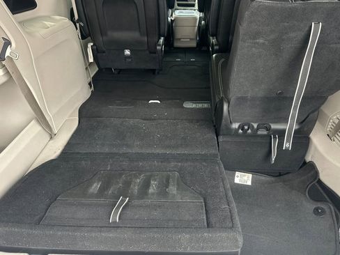 Used 2023 Chrysler Pacifica Touring-L image 16