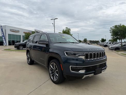 Used 2024 Jeep Wagoneer Series III w/ Premium Group I AWD/4WD image 8
