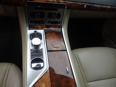 Used 2015 Jaguar XF Premium image 16