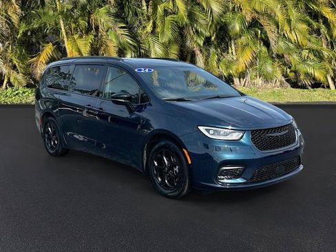 Used 2024 Chrysler Pacifica Premium FWD image 2