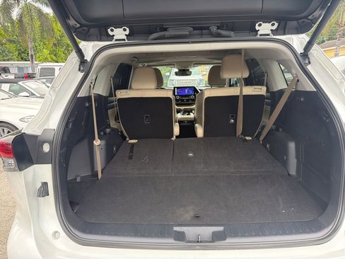 Used 2024 Toyota Highlander XLE FWD image 22