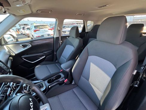 Used 2025 Kia Soul LX w/ LX Technology Package FWD image 36