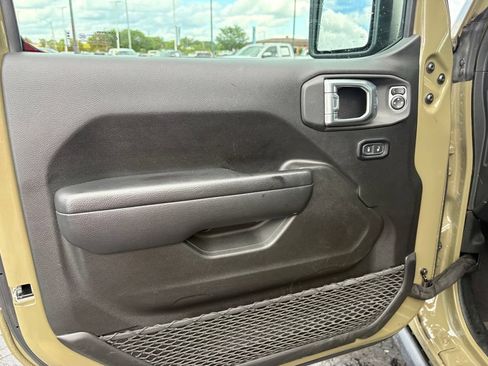 Used 2025 Jeep Wrangler Unlimited Rubicon AWD/4WD image 13