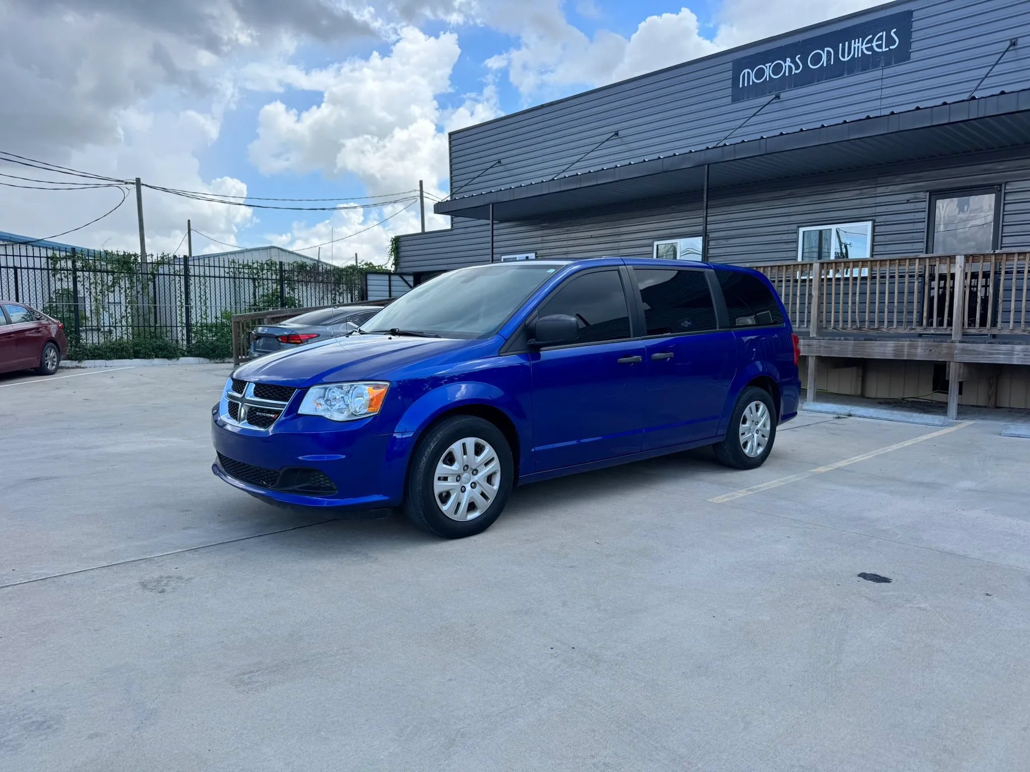 Used 2019 Dodge Grand Caravan SE w/ UConnect Hands-Free Group FWD image 2