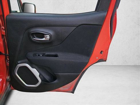 Used 2018 Jeep Renegade Latitude w/ Popular Equipment Group image 18