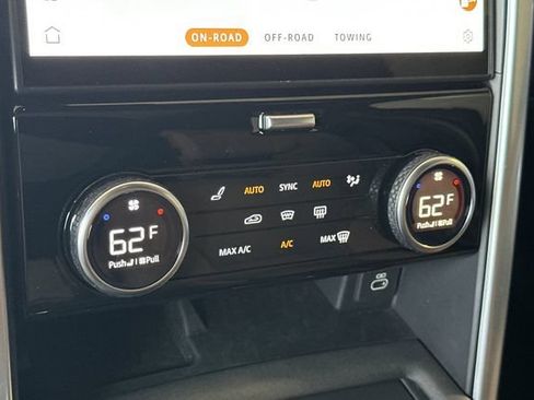 Certified 2025 Land Rover Discovery Dynamic SE AWD/4WD image 19