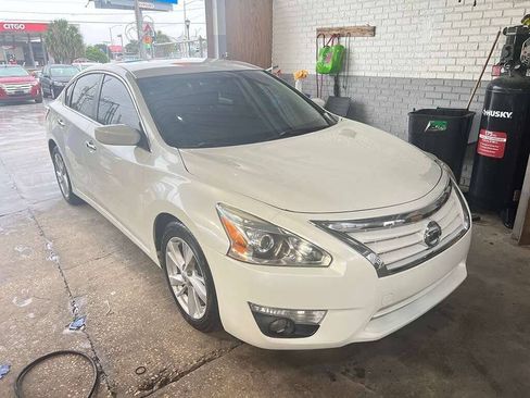 Used 2015 Nissan Altima 2.5 SV FWD image 2