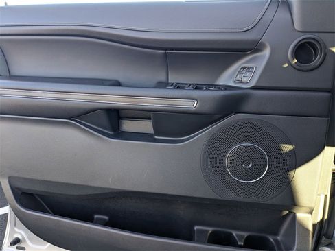 Used 2023 Ford Expedition Max XLT image 13