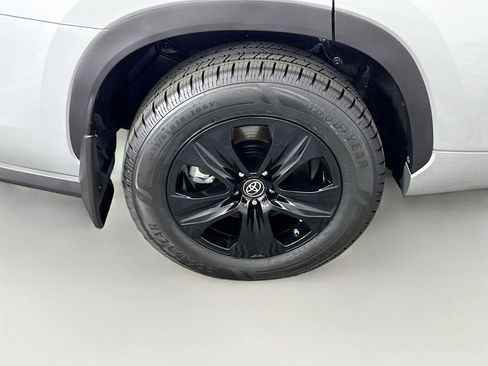 Used 2023 Toyota Highlander XLE image 31