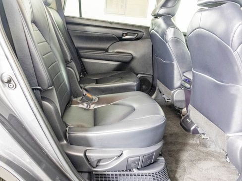 Used 2023 Toyota Highlander XLE image 38