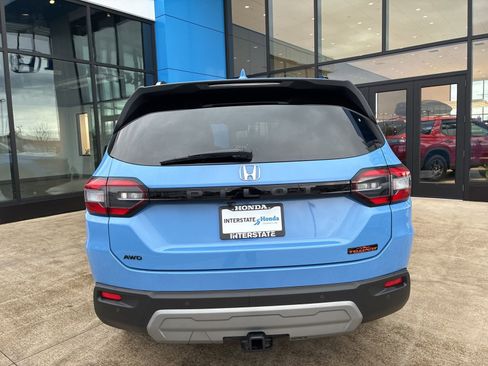 Used 2025 Honda Pilot TrailSport image 6