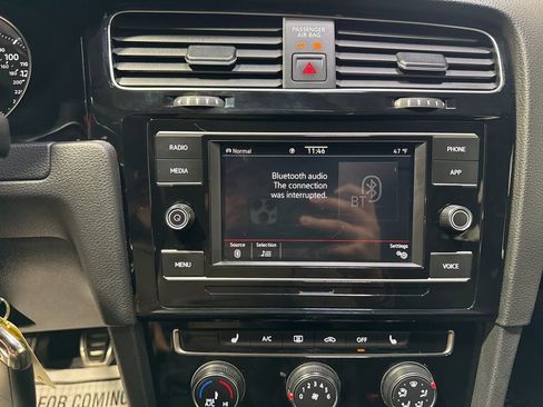 Used 2021 Volkswagen Golf 4-Door image 17