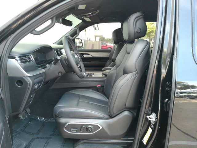 Used 2025 Jeep Wagoneer L Series II AWD/4WD image 12