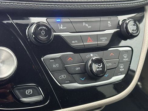 Used 2024 Chrysler Pacifica Select image 24