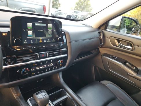 Used 2025 Nissan Pathfinder SL FWD image 26
