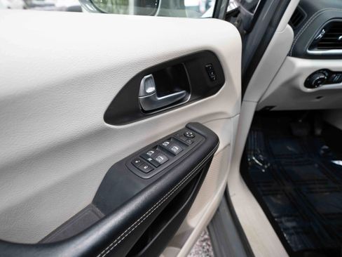 Used 2022 Chrysler Pacifica Touring-L w/ Uconnect Theater Family Group image 7