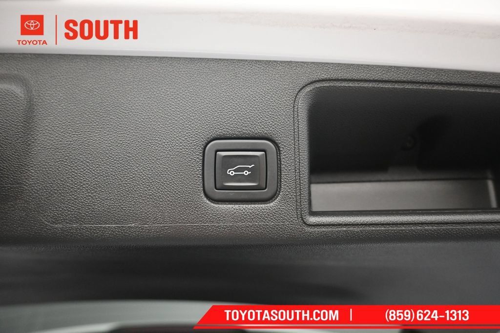Used 2023 GMC Terrain SLT FWD image 28