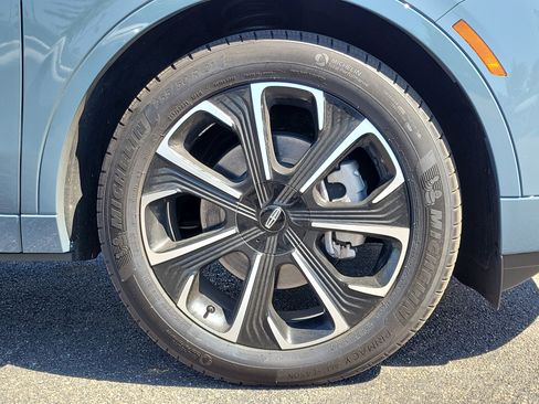 Used 2025 Lincoln Nautilus Reserve AWD/4WD image 5